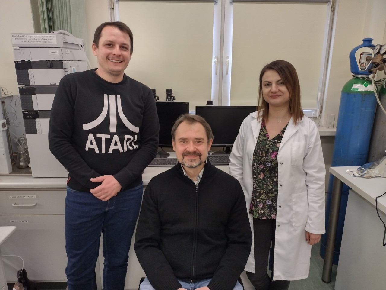 Sylwetki kobiety i dwóch mężczyzn. Prof. Konrad Kowalski (pośrodku) wraz ze współpracownikami – dr Joanną Skibą i dr Łukaszem Szczupakiem.