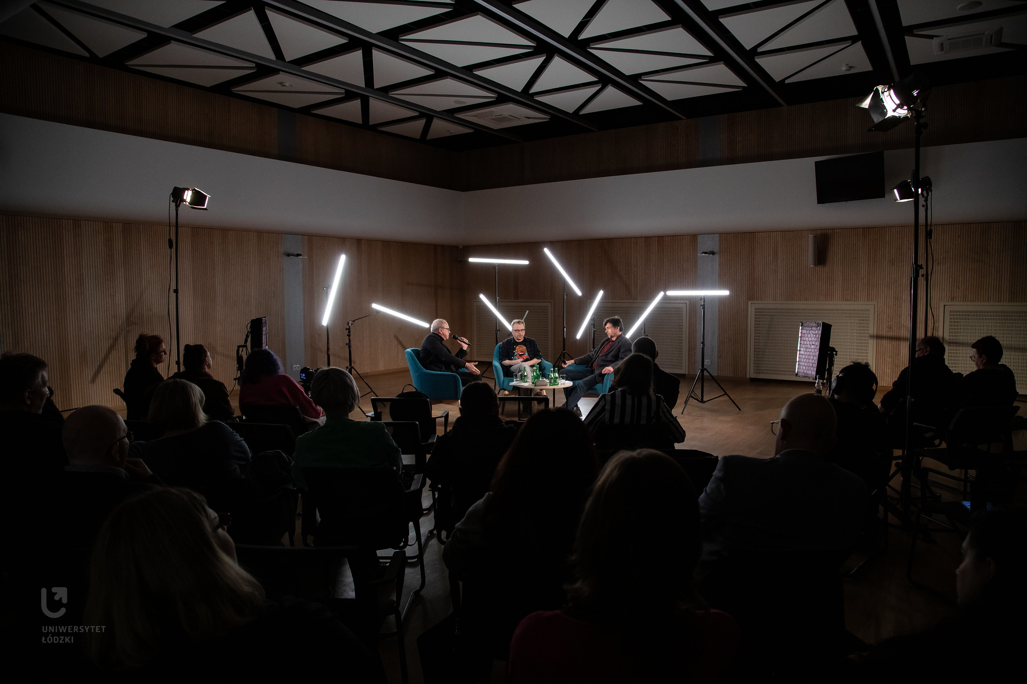 Trzech mężczyzn w fotelach