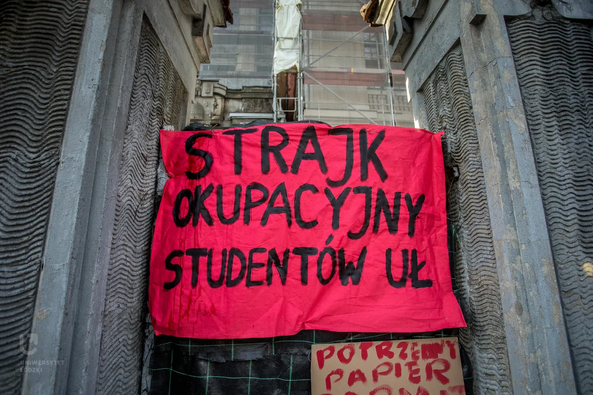 Banner o strajku studentów