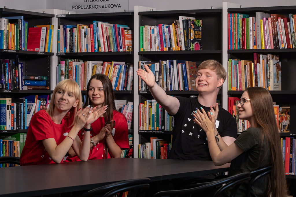 Studenci w bibliotece