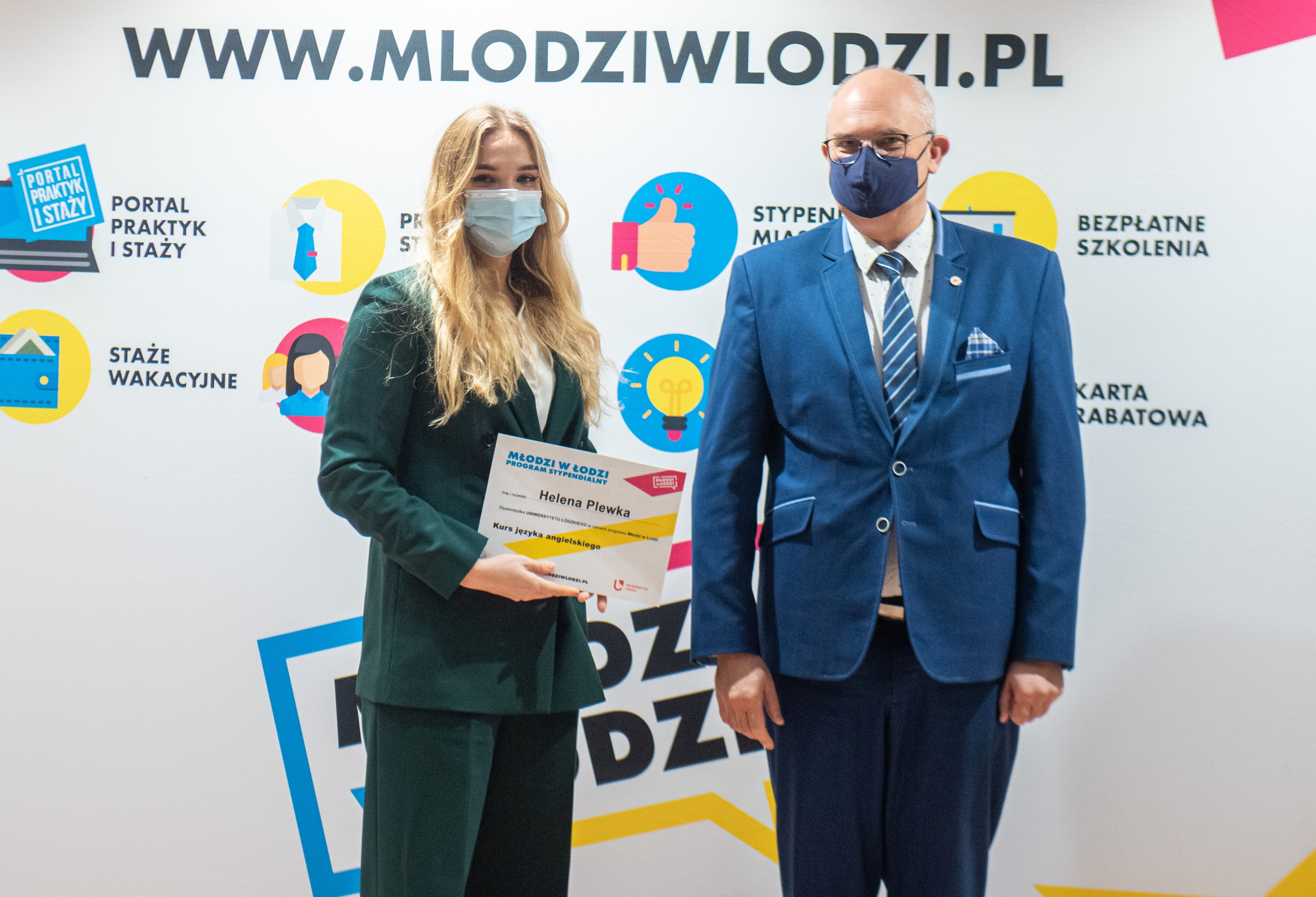 Studentka UŁ oraz hab. Robert Zakrzewski, prorektor ds. studentów i jakości kształcenia
