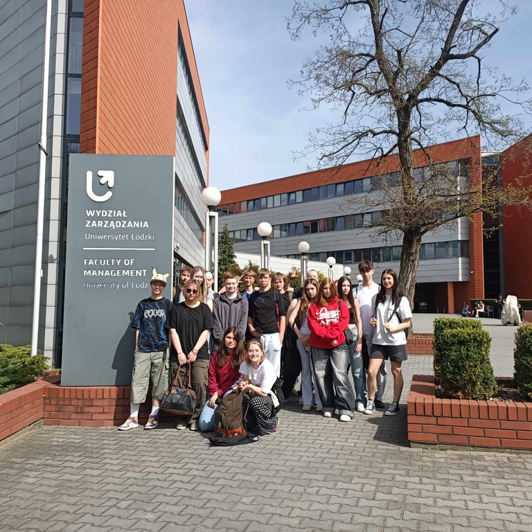 młodzież przed budynkiem Wydziału Zarządzania UŁ