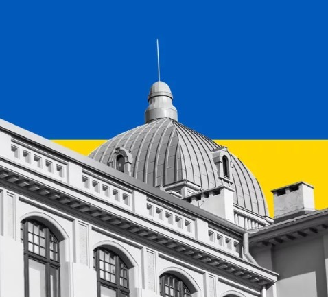 budynek na tle ukraińskiej flagi