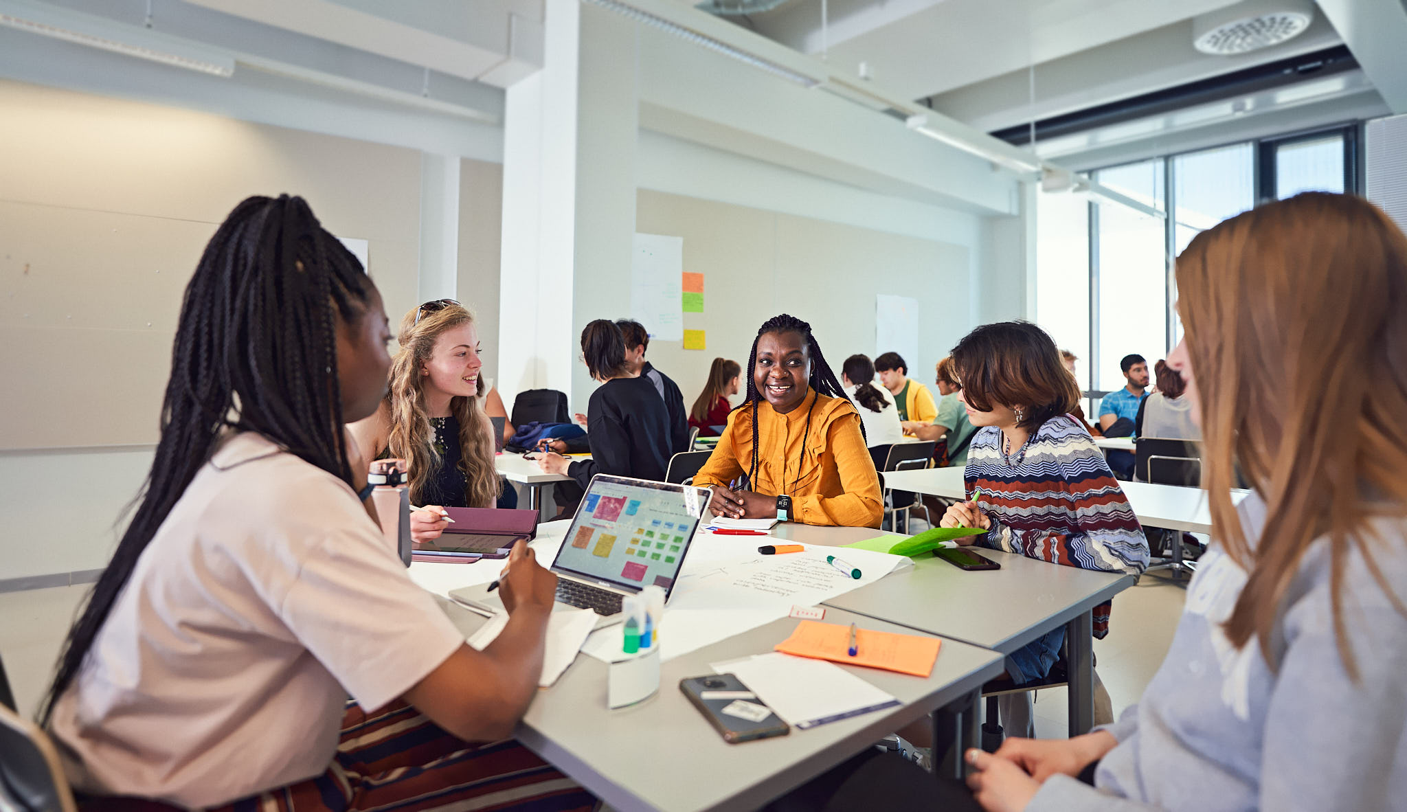 studenci siedzący przy stole