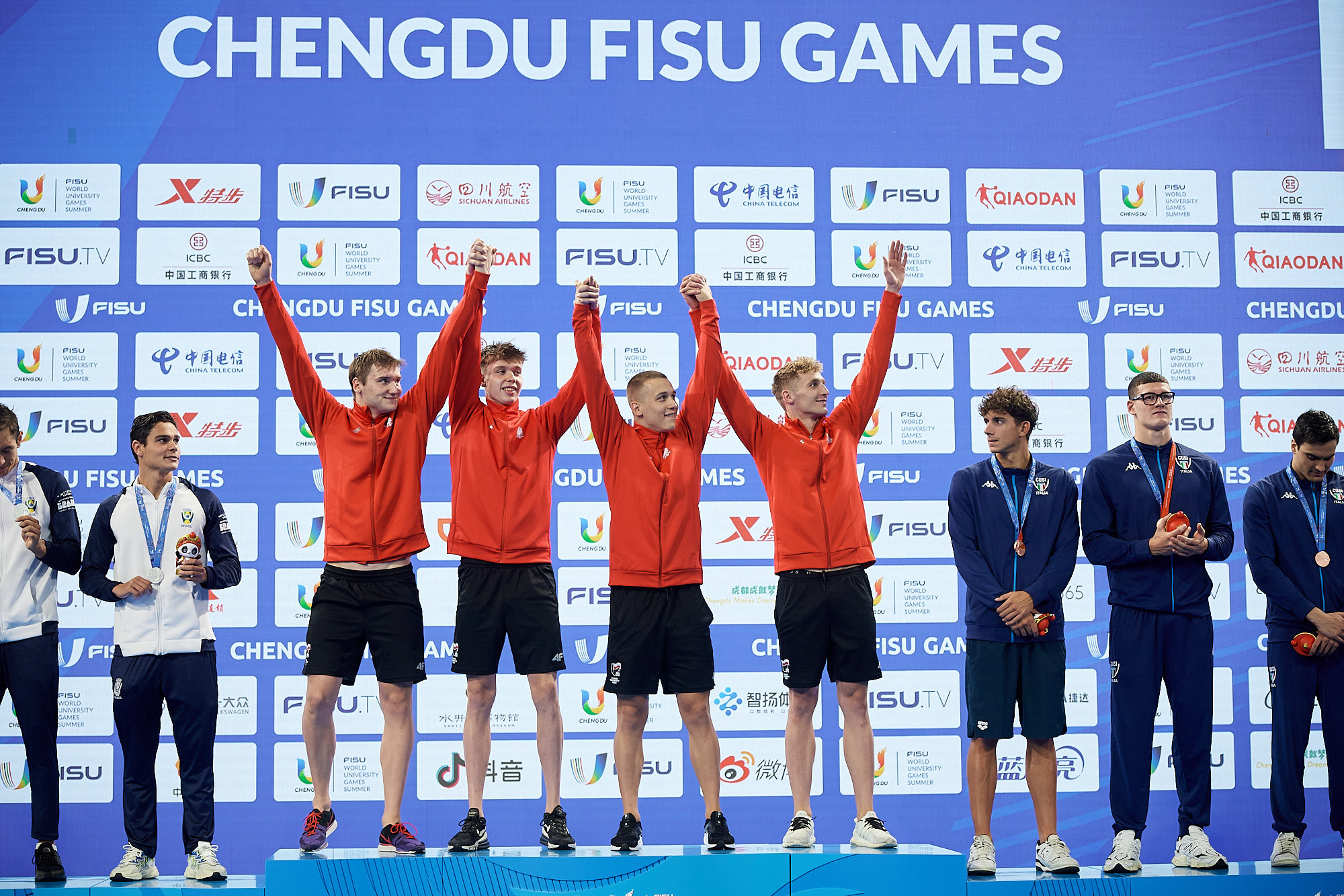 zwycięska sztafeta prezentuje złote medale