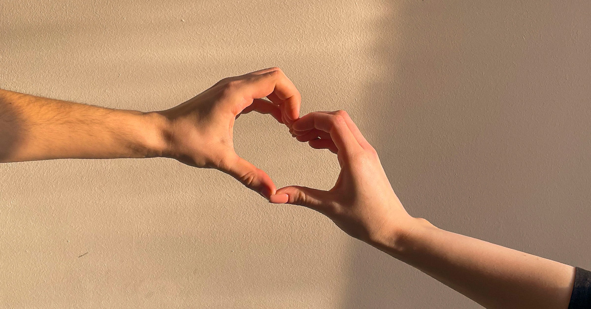 serce ułożone z dwóch dłoni