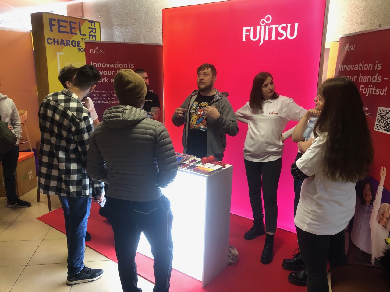 Grupa młodych ludzi na targach pracy