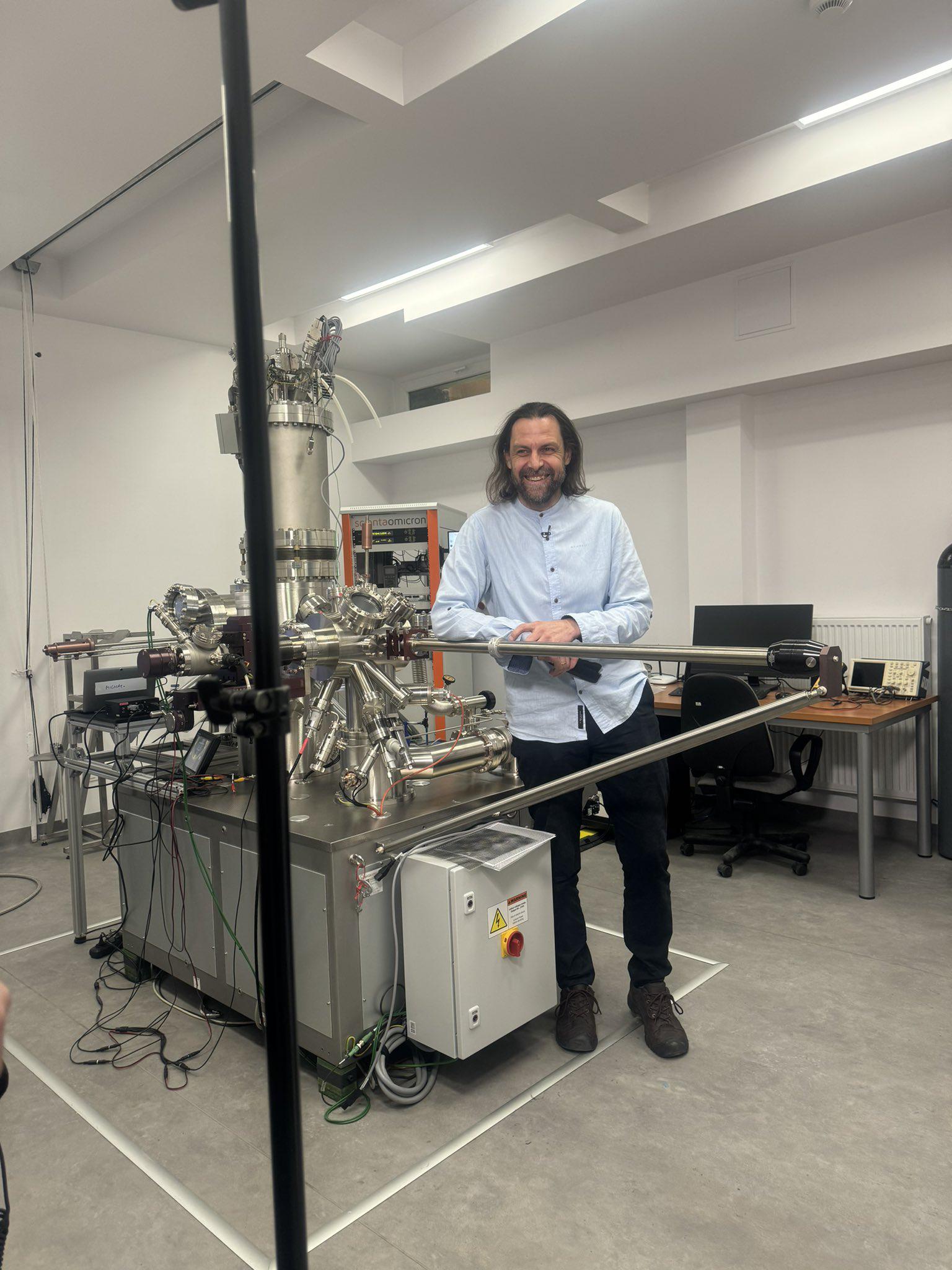 prof. Paweł Kowalczyk podczas nagrań do programu