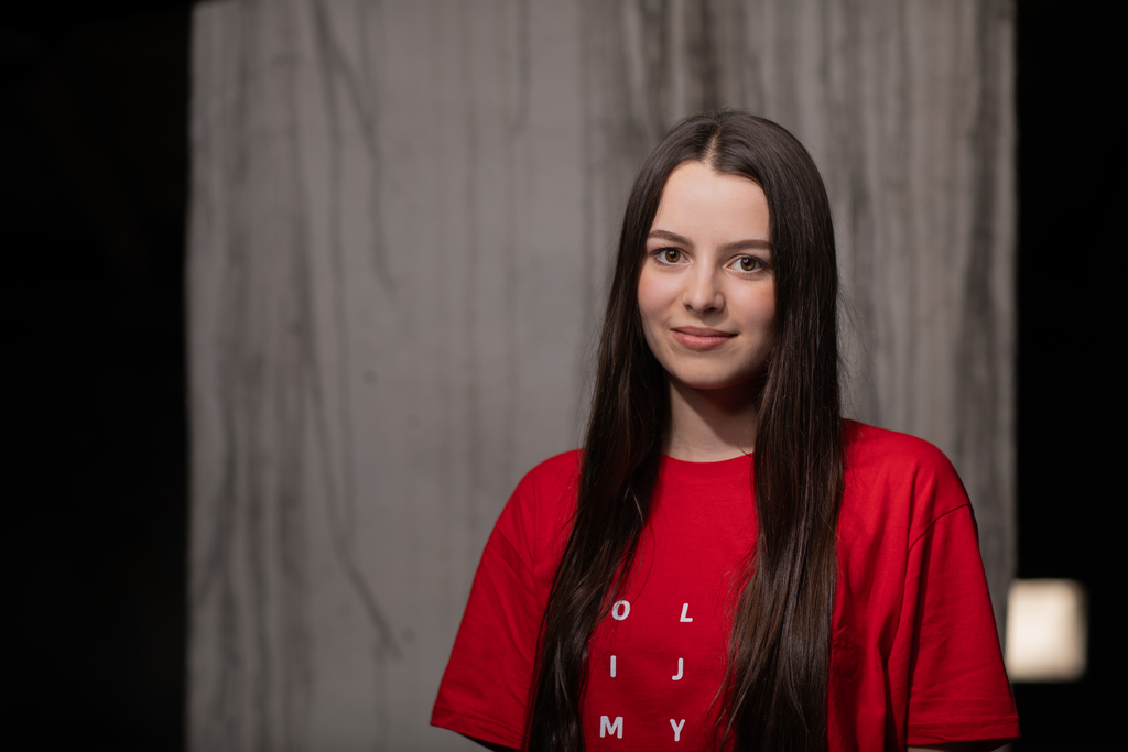 Dziewczyna w czerwonym t-shircie