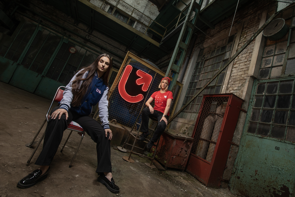 Dwie młode dziewczyny w starej fabryce 