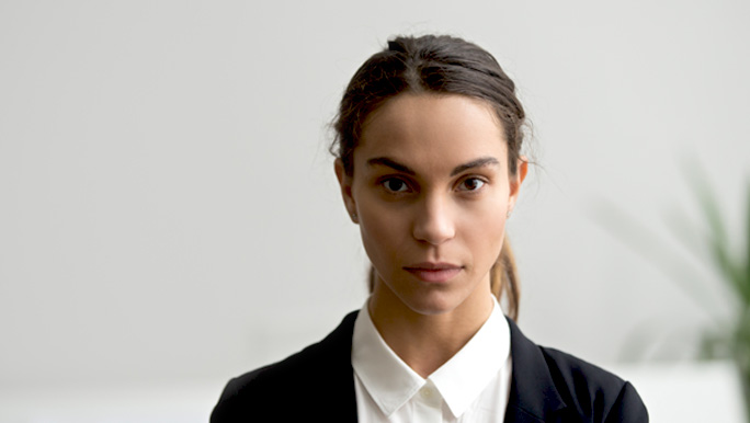 zdjęcie dziewczyny w ciemnych włosach i białej koszuli