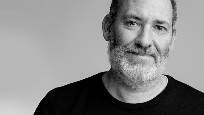 czarno-biały portret mężczyzny z brodą