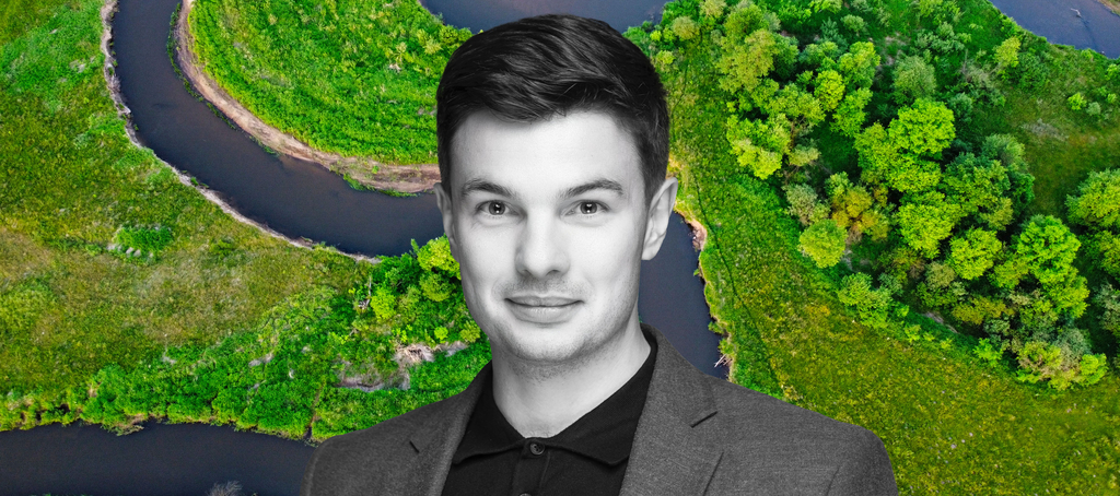 Portret dra Pawła Jarosiewicza na tle meandrującej rzeki