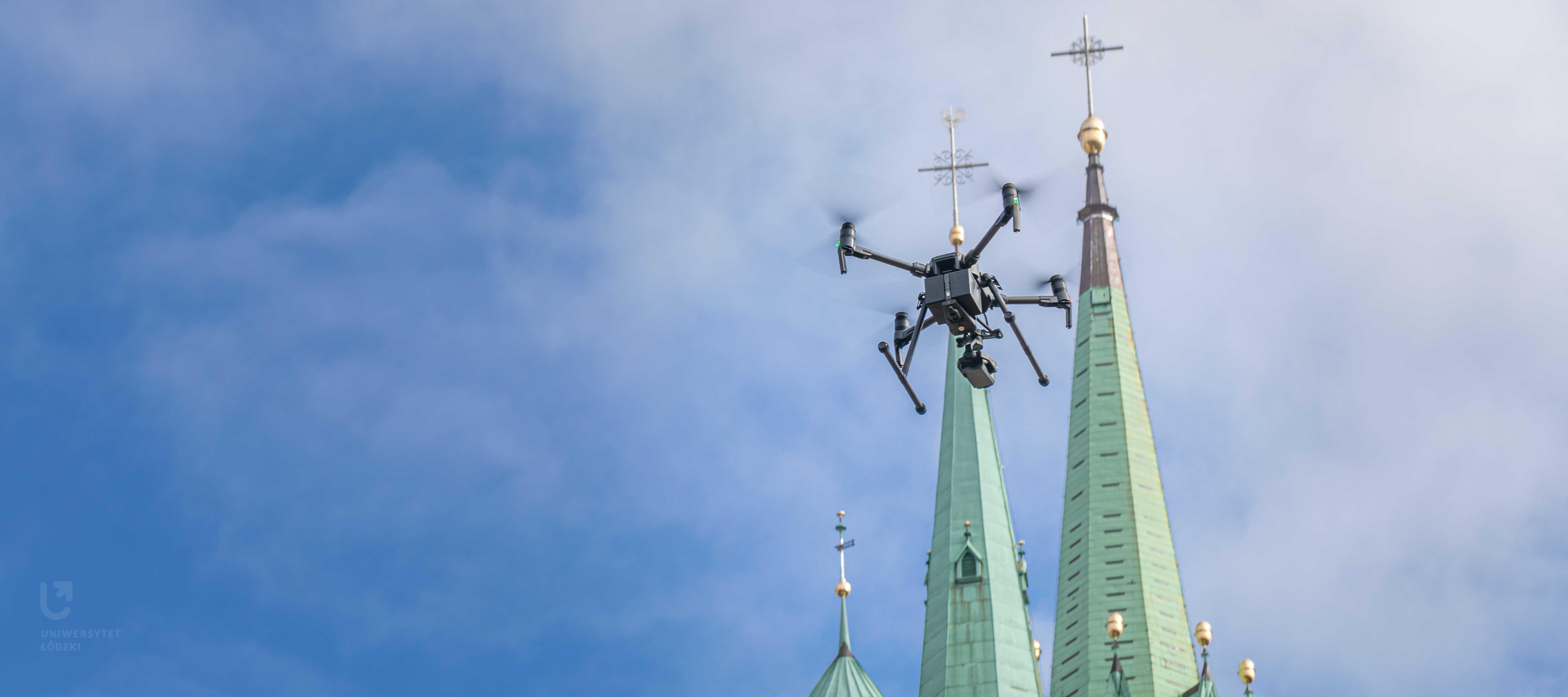 dron policyjny w locie nad katedrą