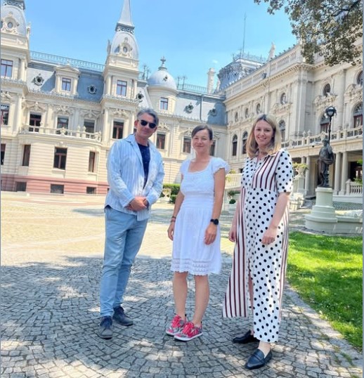 Prof. Kolanowska na dziedzińcu MMŁ