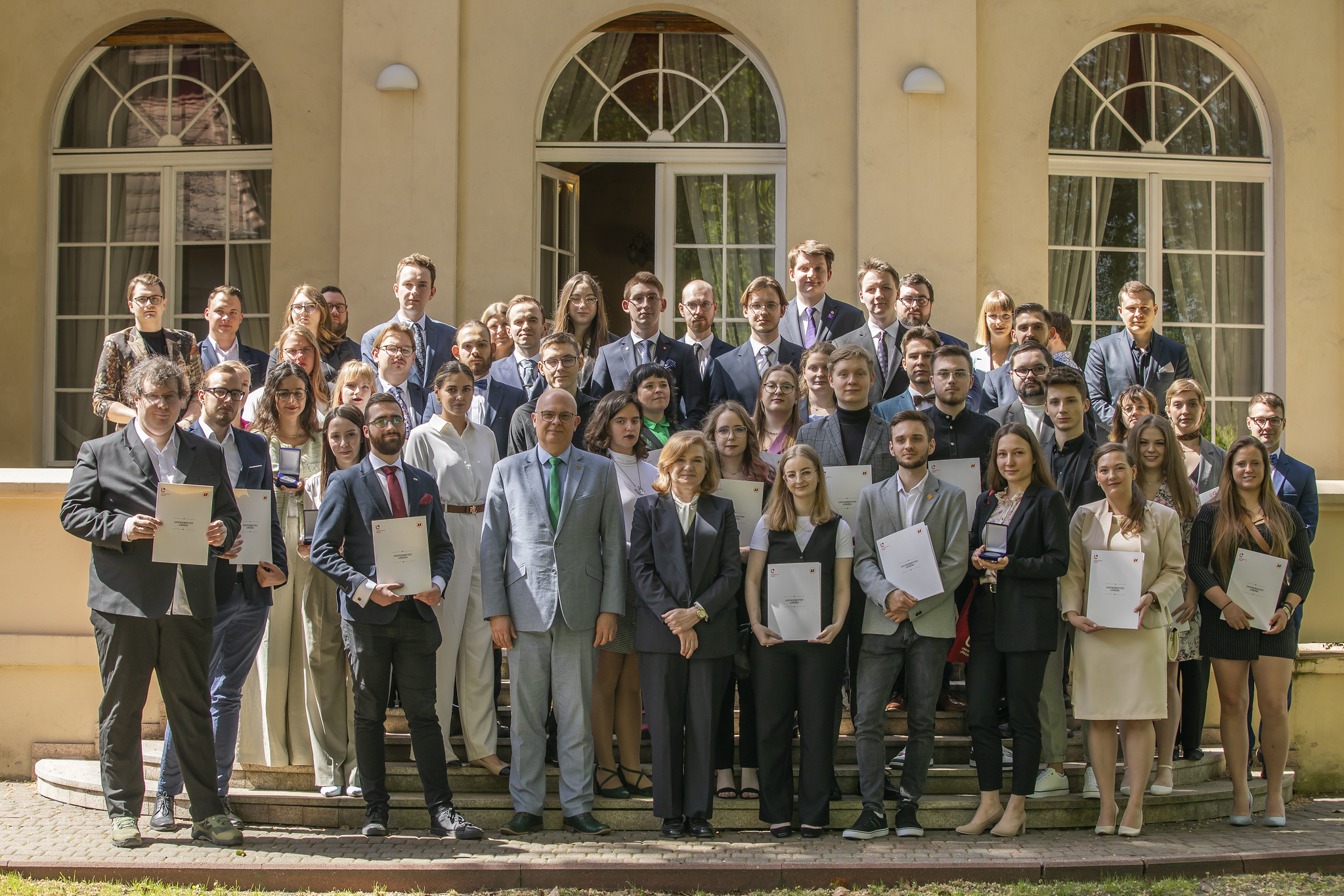 Grupa nagrodzonych i władze UŁ na dziedzińcu Pałacu Biedermanna 