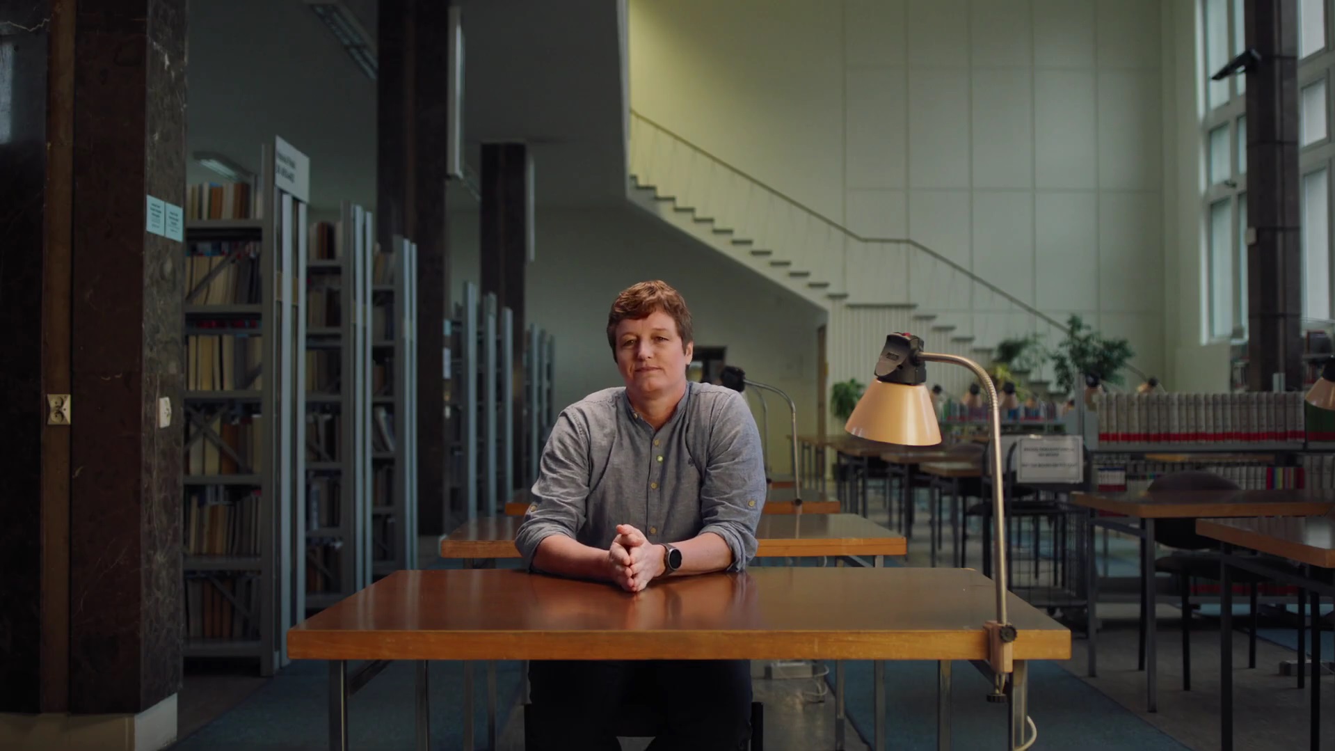 Naukowczyni siedzi za biurkiem