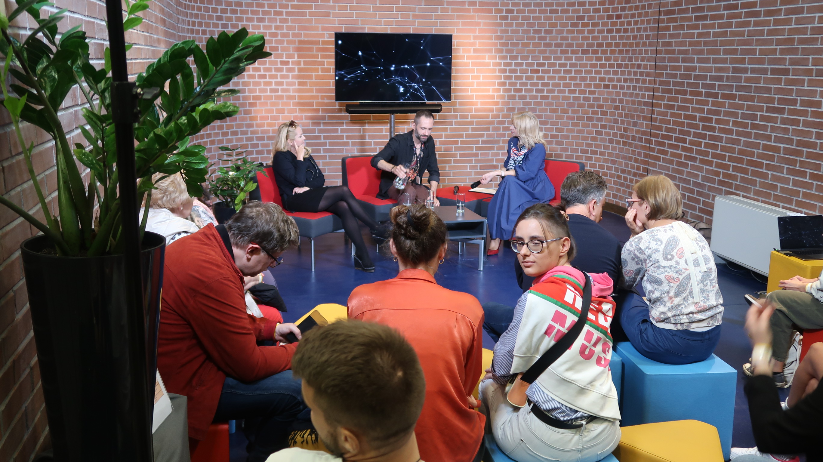 panel dyskusyjny - rozmówcy i publiczność