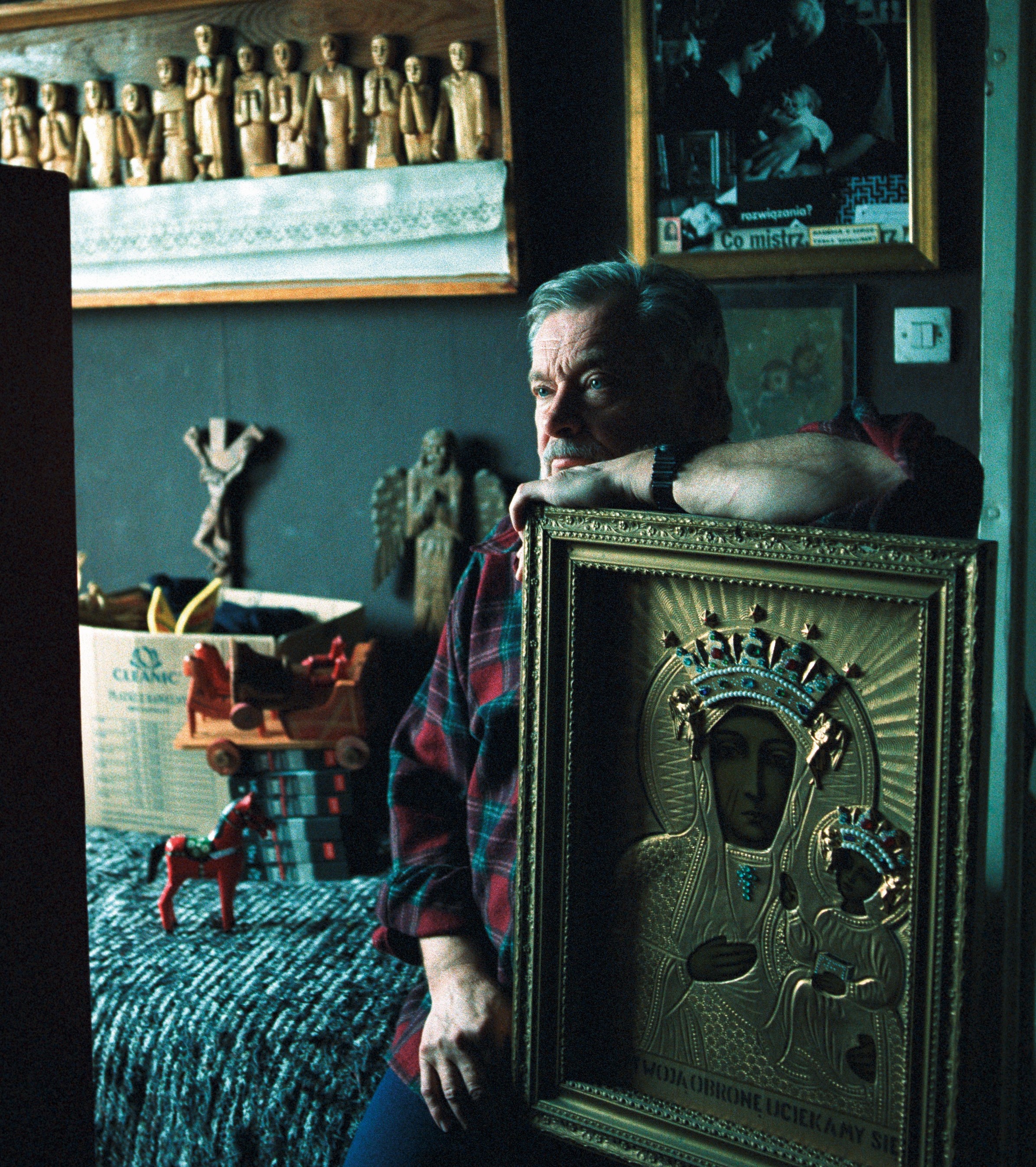 Starszy mężczyzna wśród dzieł sztuki ludowej