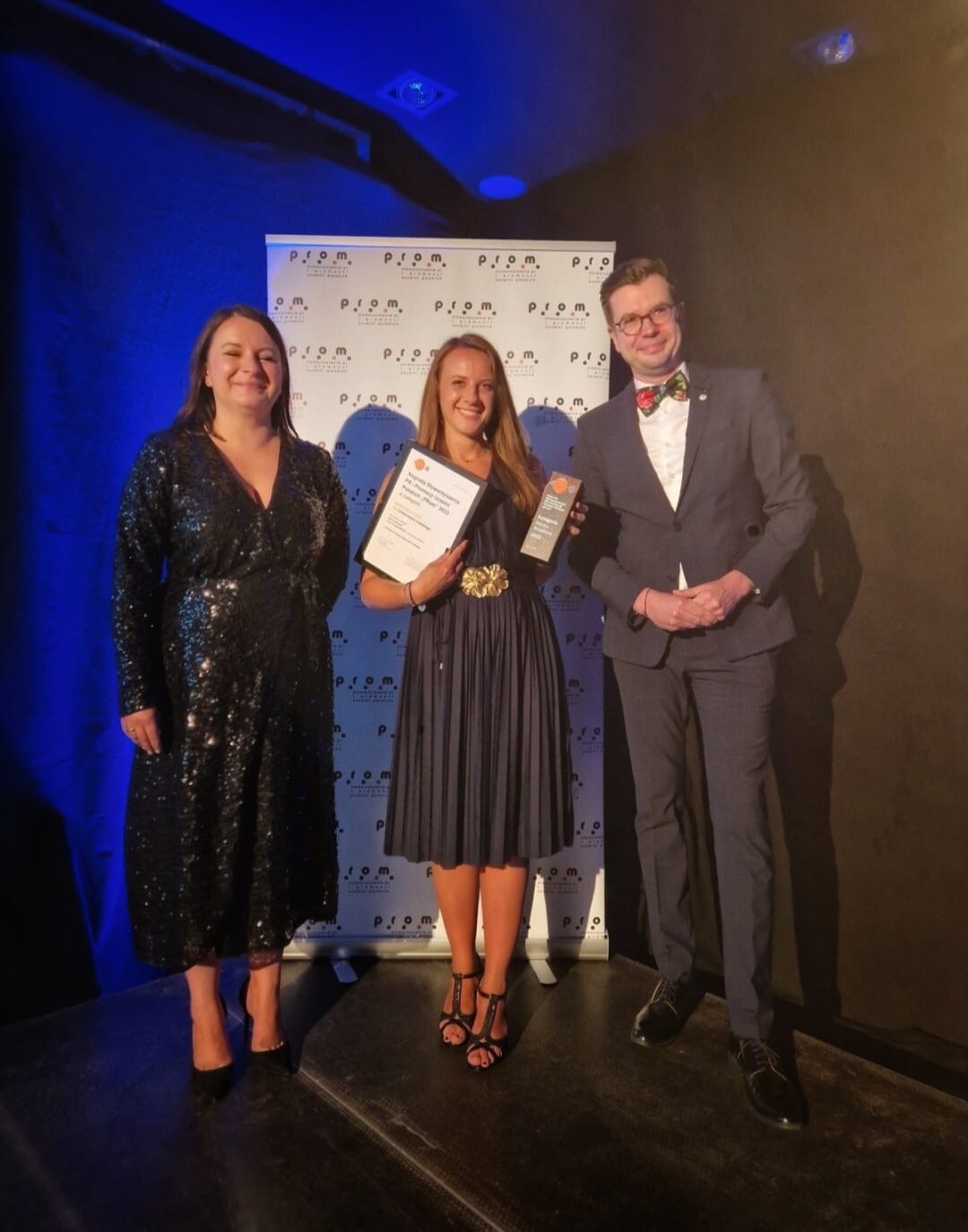 wręczenie nagrody podczas gali PRom, nagrodę odbiera Iwona Ptaszek-Zielińska z Biura Prasowego UŁ