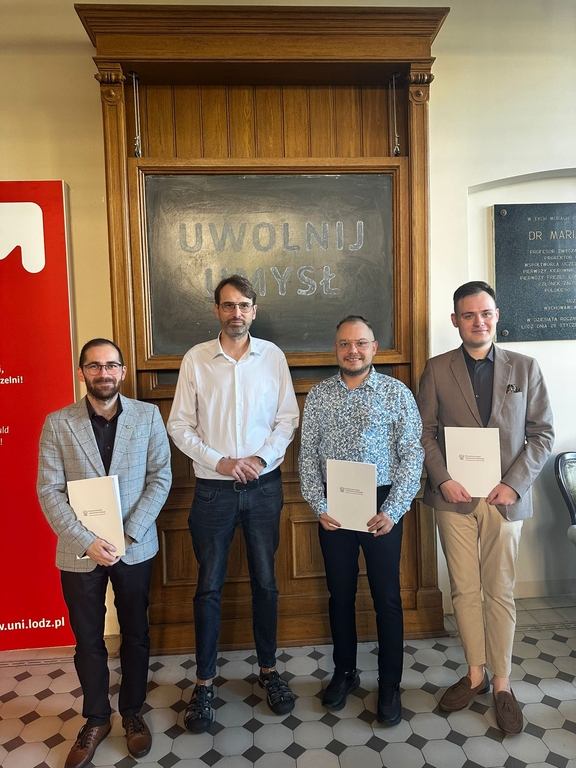 Rektor UŁ z laureatami stypendium ministra dla młodych naukowców.