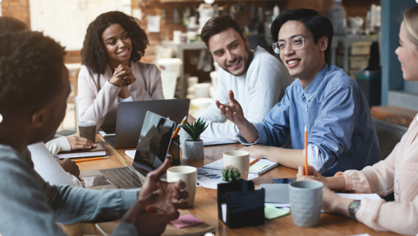 grupa osób rozmawia przy stole
