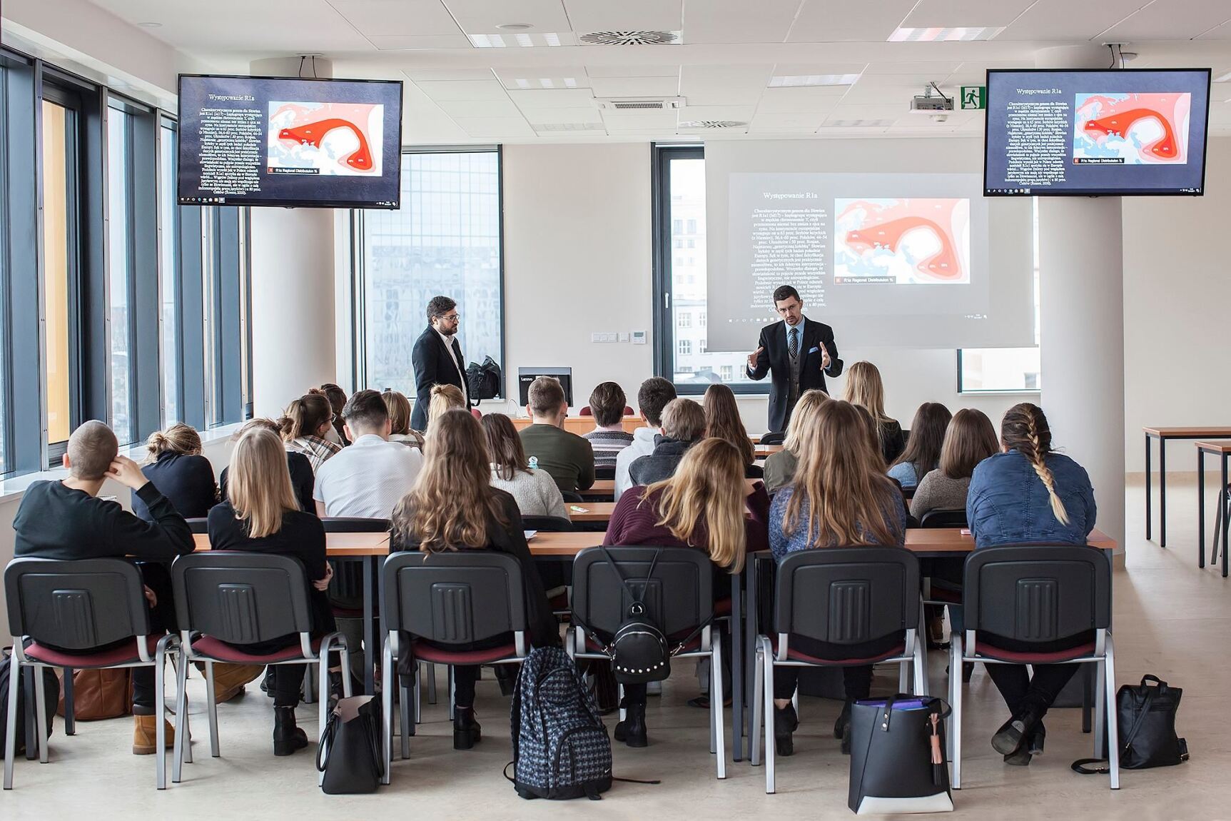 Zdjęcie przedstawia wykładowcę podczas zajęć