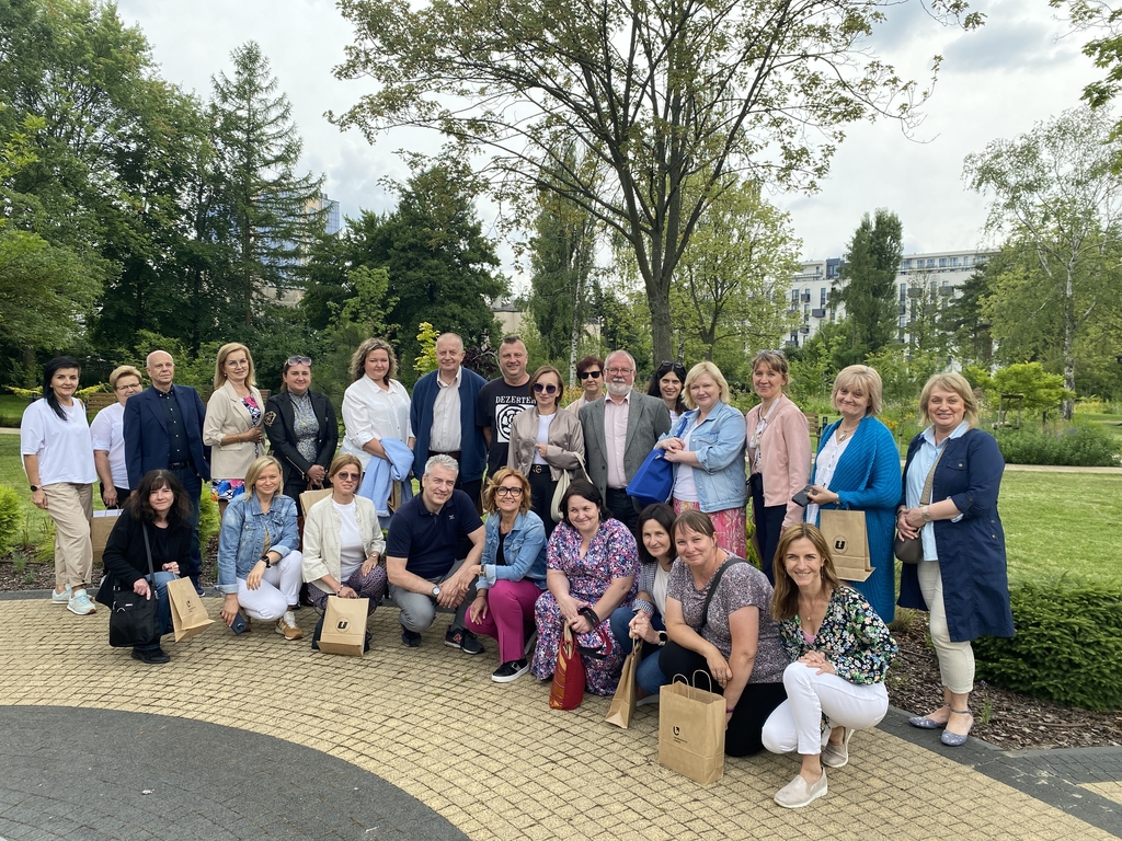 grupa ludzi w ogrodzie 