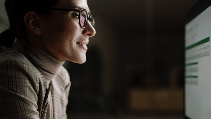 kobieta przed monitorem komputera