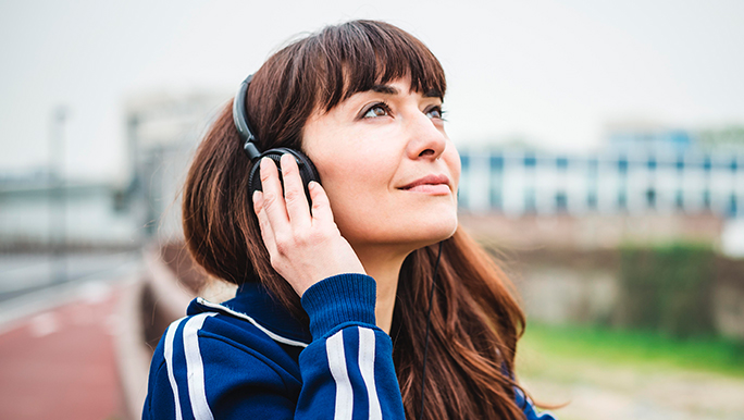 Dziewczyna ze słuchawkami na uszach 