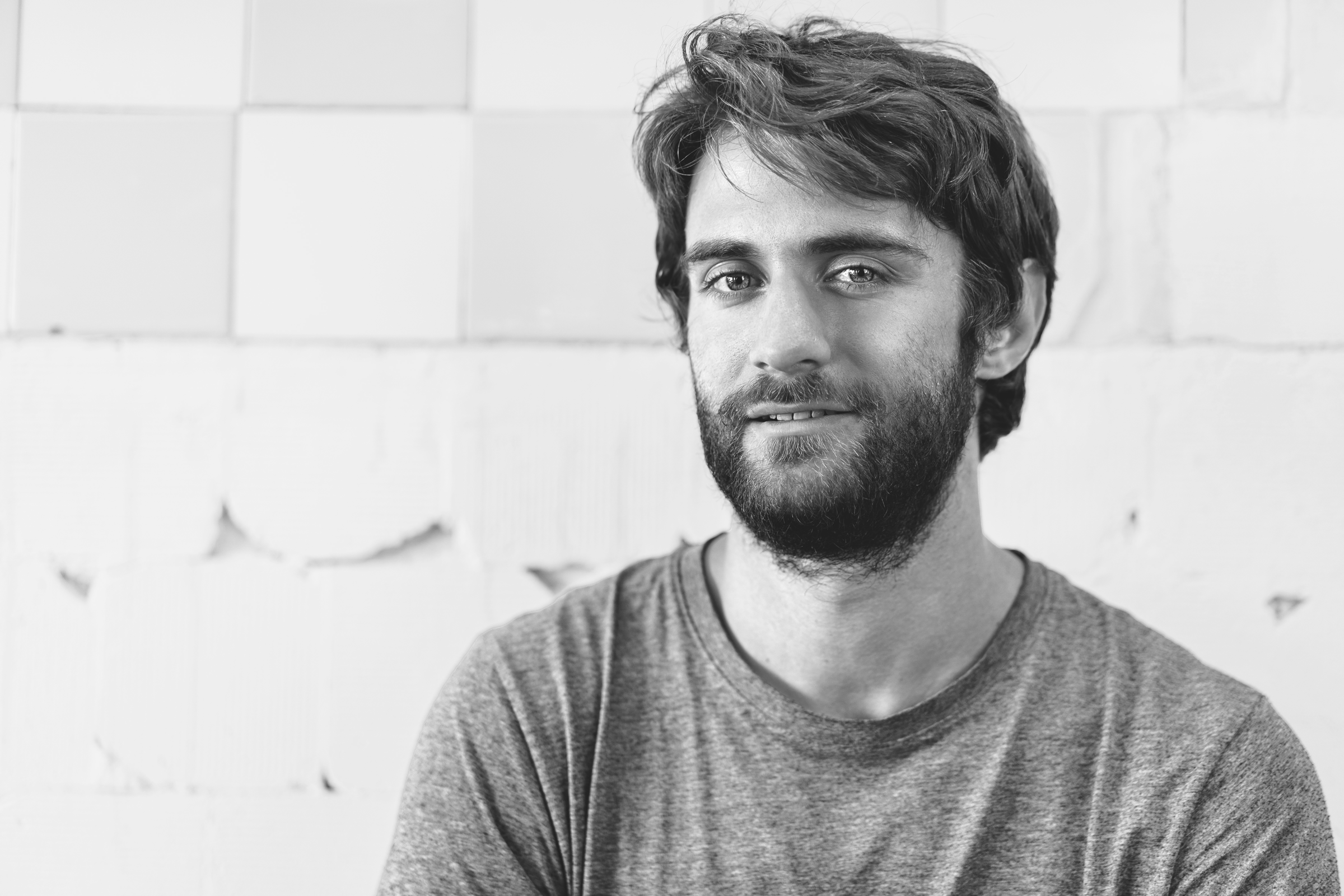 mężczyzna patrzy przed siebie