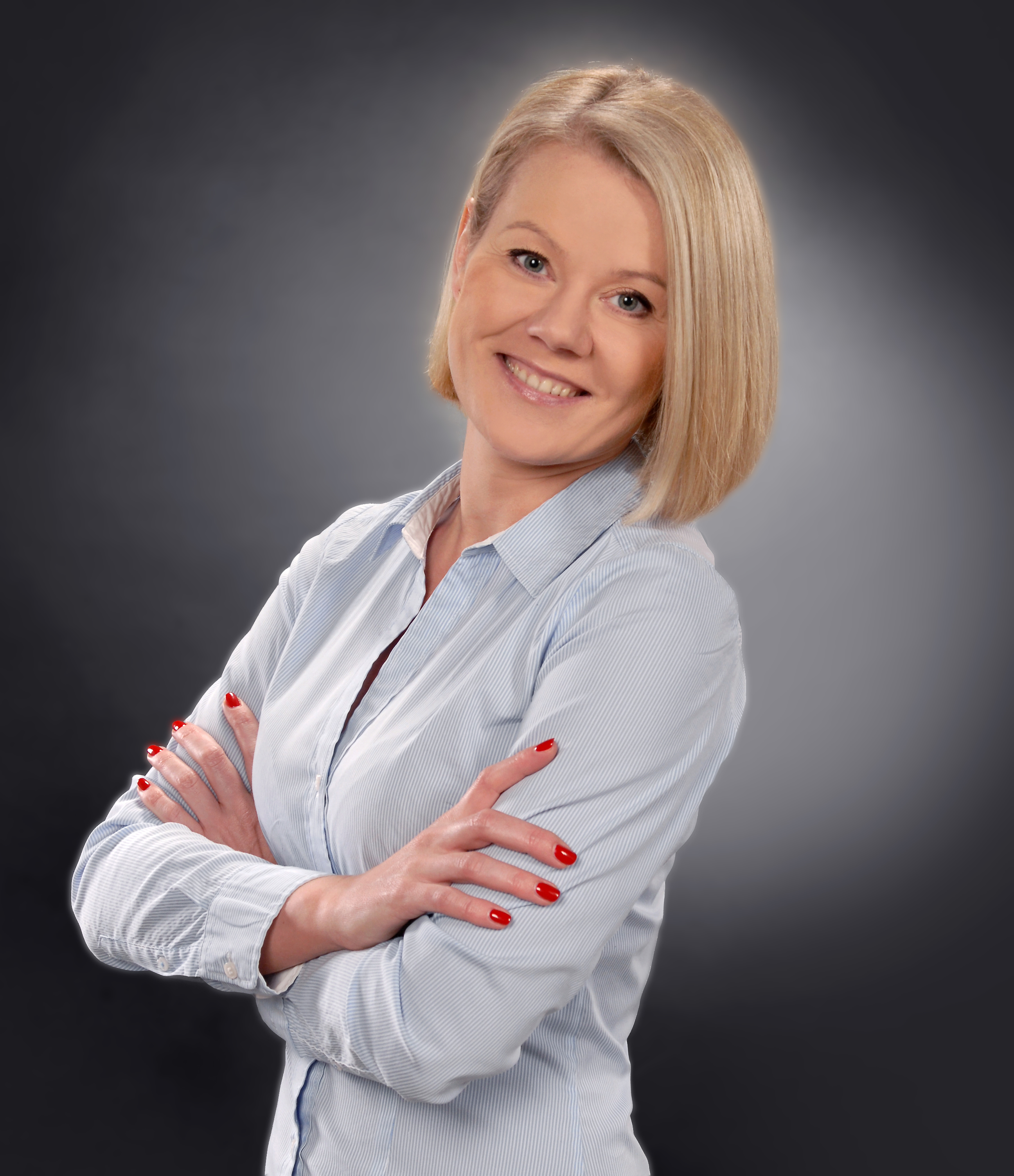 Profesor pozuje do zdjęcia i uśmiecha się 