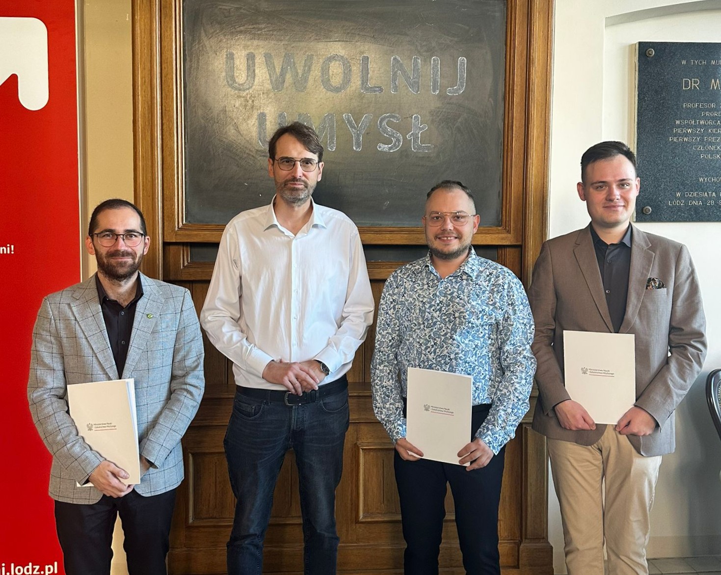 Rektor UŁ i laureaci stypendium ministra dla młodych badaczy