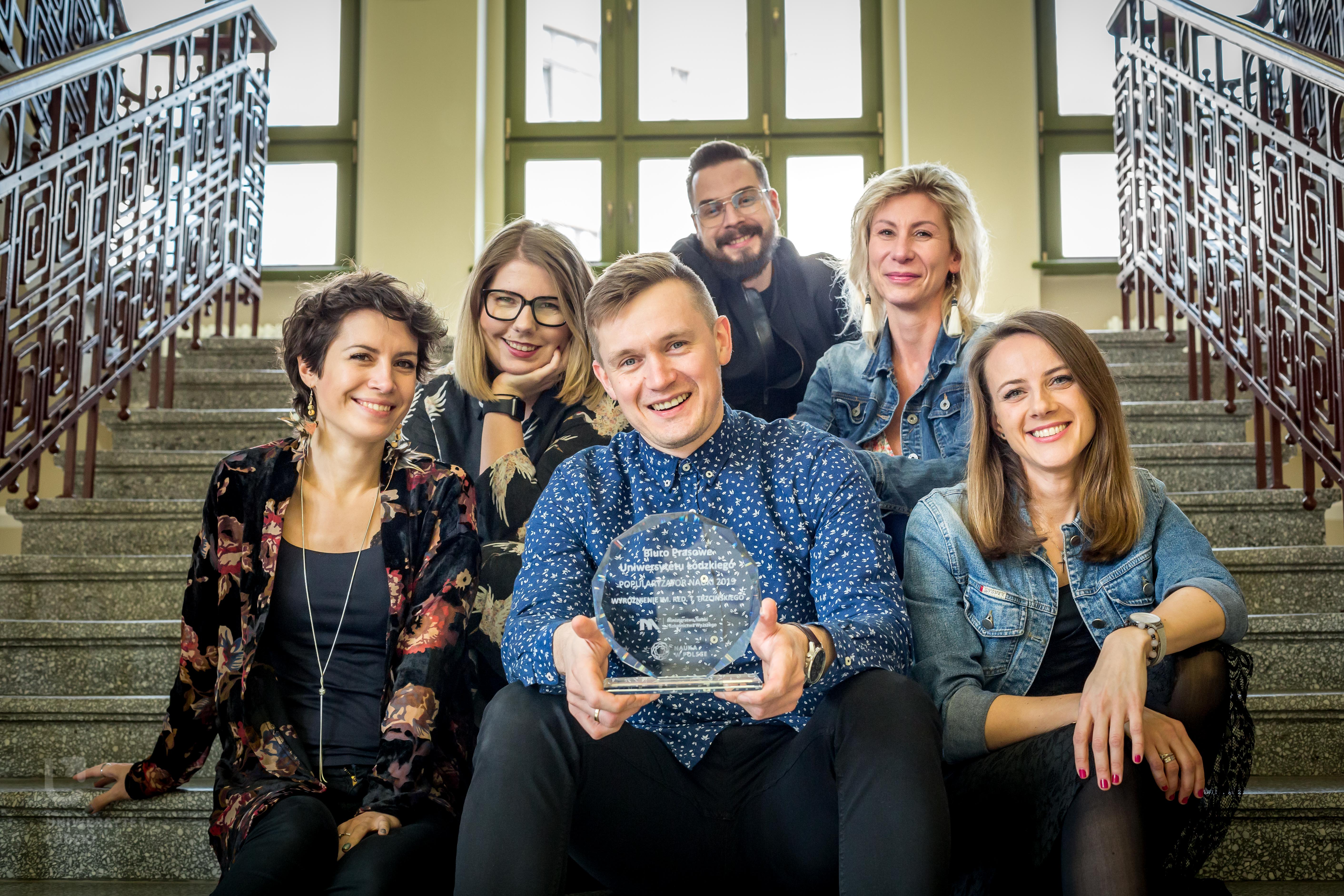 Zespół redakcyjny Centrum Promocji trzymający nagrodę