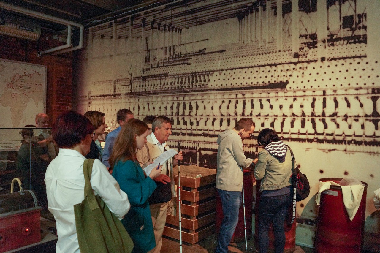 słabowidzące osoby odwiedzające muzeum